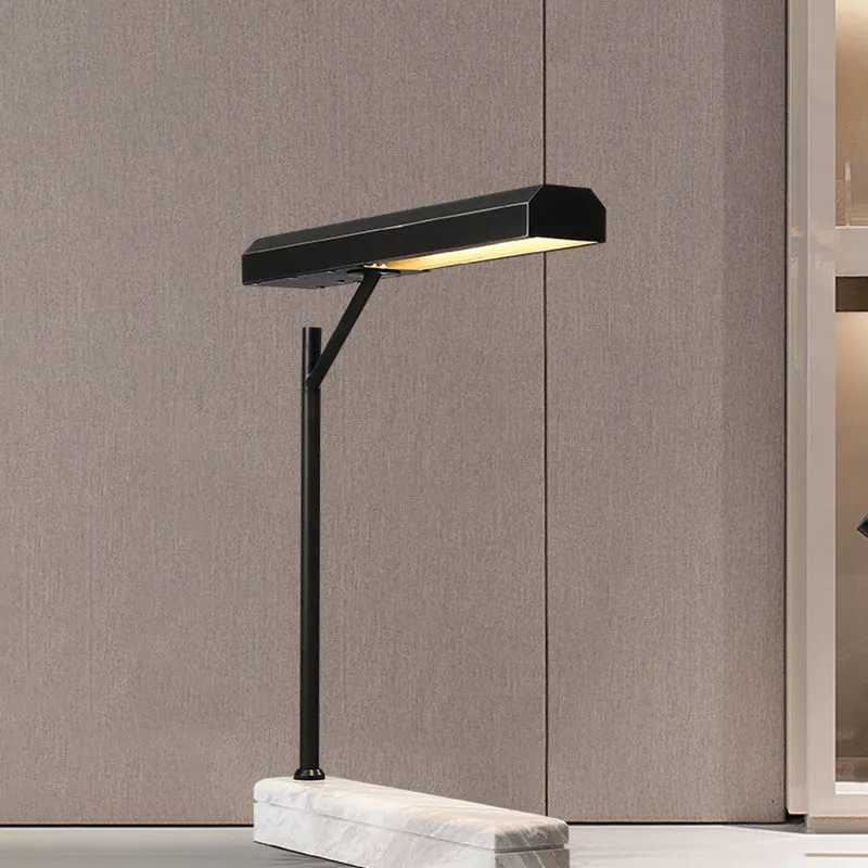 Lampe de bureau à ombrage en métal Lampe de table de nuit LED moderniste en noir avec base en marbre Clearhalo