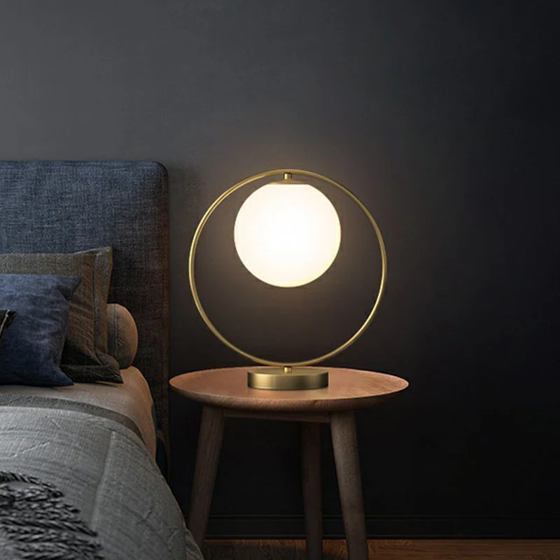 Lampe de chevet en forme de boule en verre blanc, lampe de table minimaliste unique avec décor d'anneau en or Clearhalo