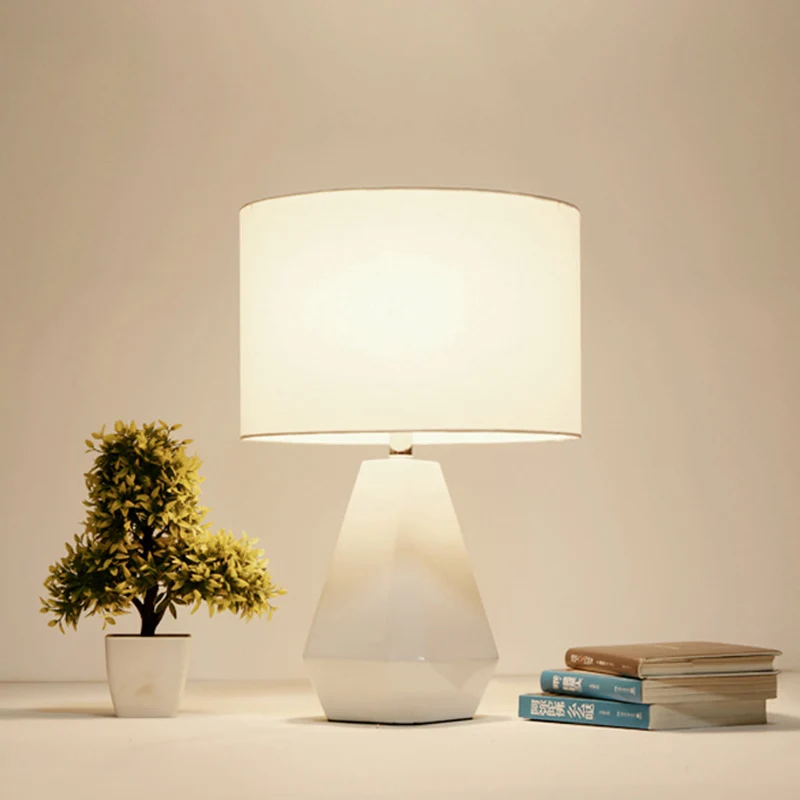 Lampe de lecture en diamant finition blanche, lampe de table de nuit moderniste à 1 tête en résine avec abat-jour cylindri...