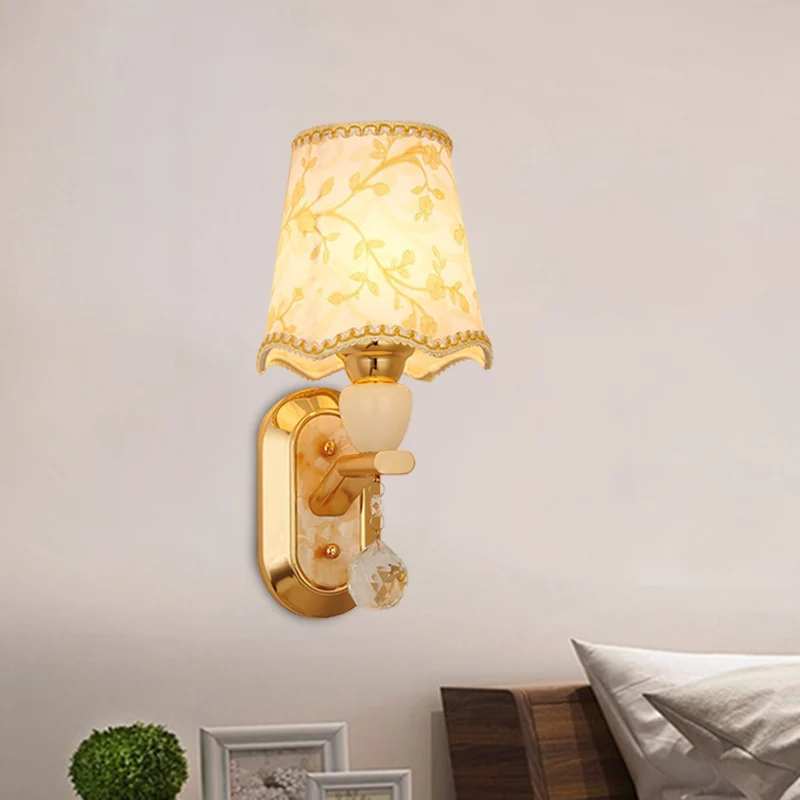 Lampe murale à 1 tête pour chambre à coucher, éclairage mural traditionnel au fini doré avec abat-jour en tissu à baril fe...