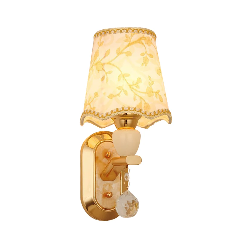 Lampe murale à 1 tête pour chambre à coucher, éclairage mural traditionnel au fini doré avec abat-jour en tissu à baril fe...