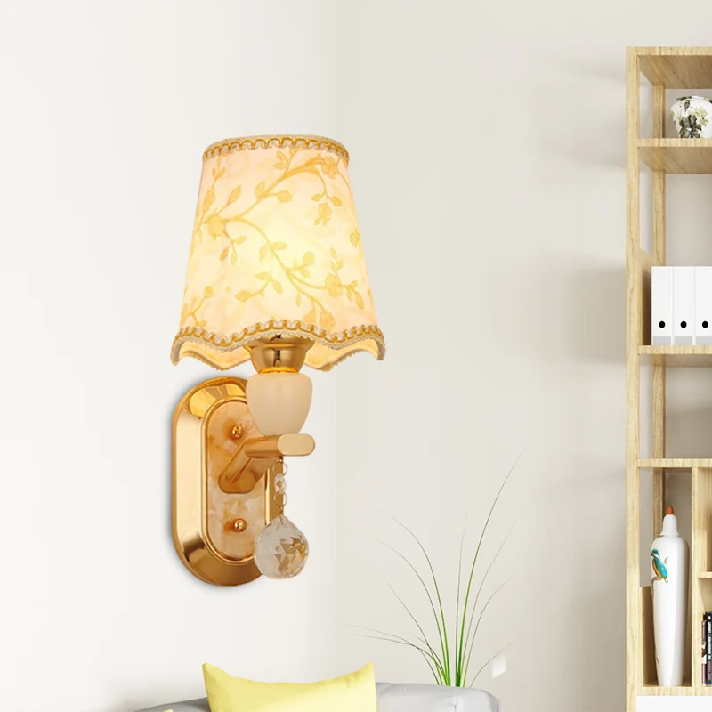 Lampe murale à 1 tête pour chambre à coucher, éclairage mural traditionnel au fini doré avec abat-jour en tissu à baril fe...