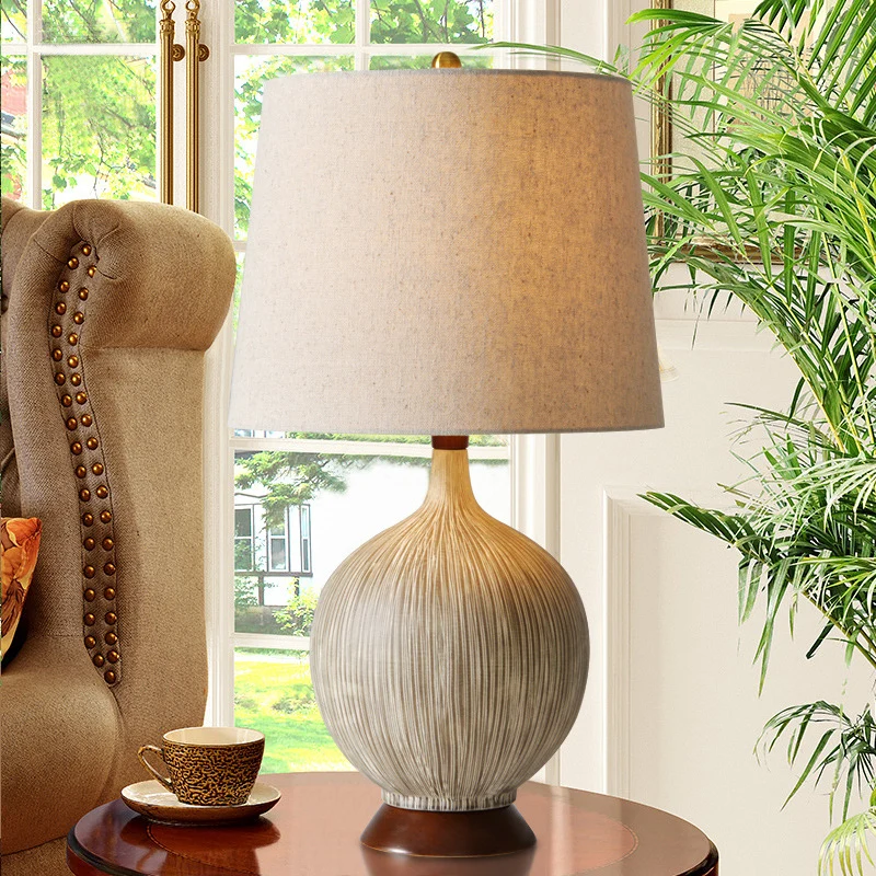 Lampe de nuit en forme de globe de lin en céramique de style rural à 1 tête pour chambre à coucher avec abat-jour en tissu...