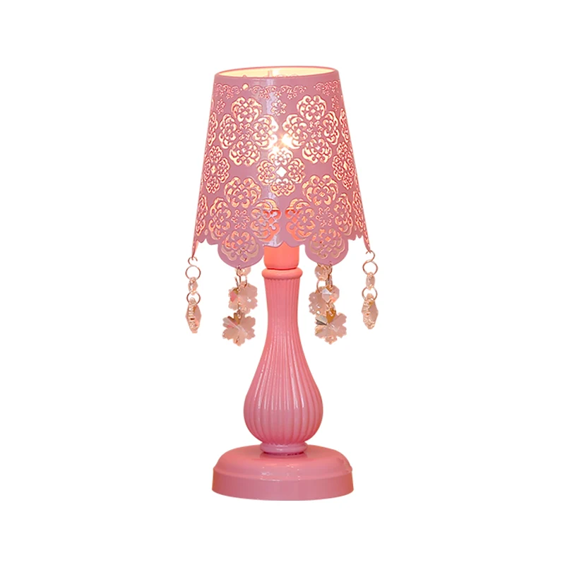 Lampe de nuit moderne à cône découpé en fer, éclairage de table à 1 lumière en rose avec accent de cristal de flocon de ne...
