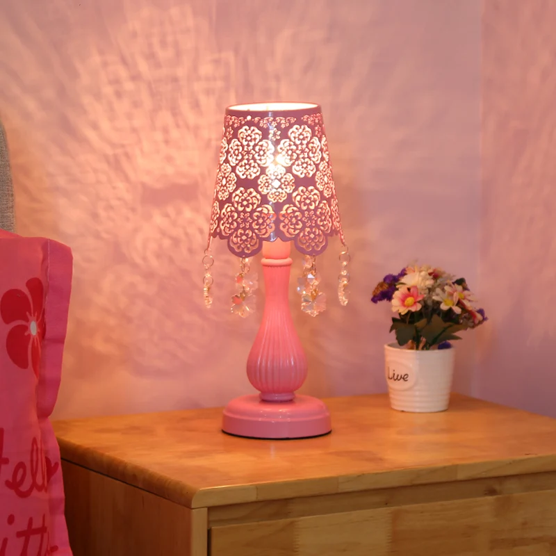Lampe de nuit moderne à cône découpé en fer, éclairage de table à 1 lumière en rose avec accent de cristal de flocon de ne...