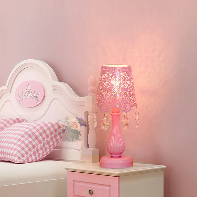 Lampe de nuit moderne à cône découpé en fer, éclairage de table à 1 lumière en rose avec accent de cristal de flocon de ne...