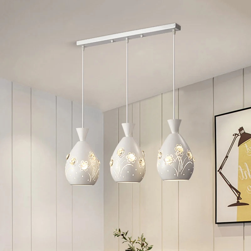Lampe suspendue multiple à cône blanc, lampe à pendule moderne à 3 lumières en fer avec motif floral découpé au laser Clea...
