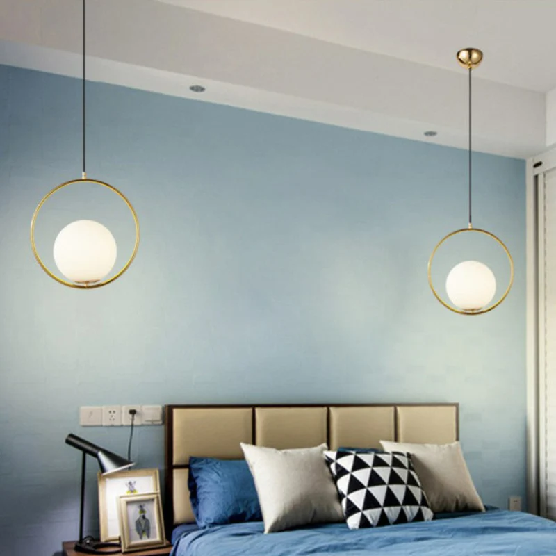 Lampe suspendue sphérique en verre blanc, suspension post-moderne à 1 tête avec anneau en métal en laiton Clearhalo