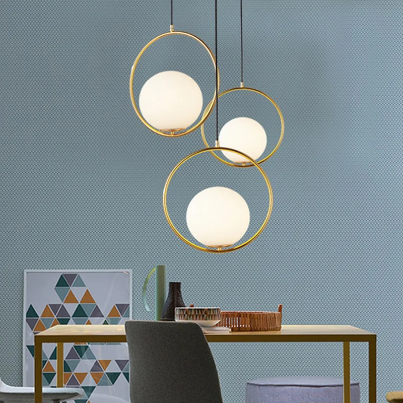 Lampe suspendue sphérique en verre blanc, suspension post-moderne à 1 tête avec anneau en métal en laiton Clearhalo