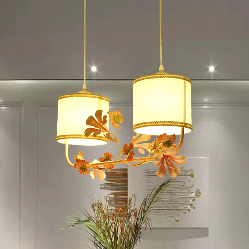 Lampe à suspension cylindrique pastorale multi-ampoules, plafonnier suspendu en tissu blanc avec décor de fleurs Clearhalo