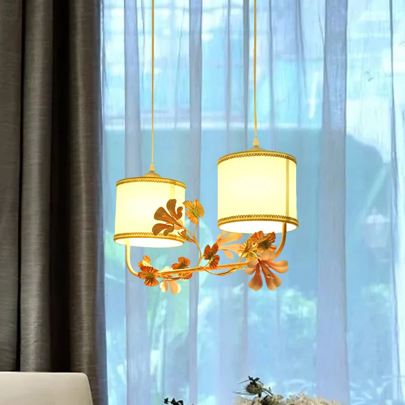 Lampe à suspension cylindrique pastorale multi-ampoules, plafonnier suspendu en tissu blanc avec décor de fleurs Clearhalo