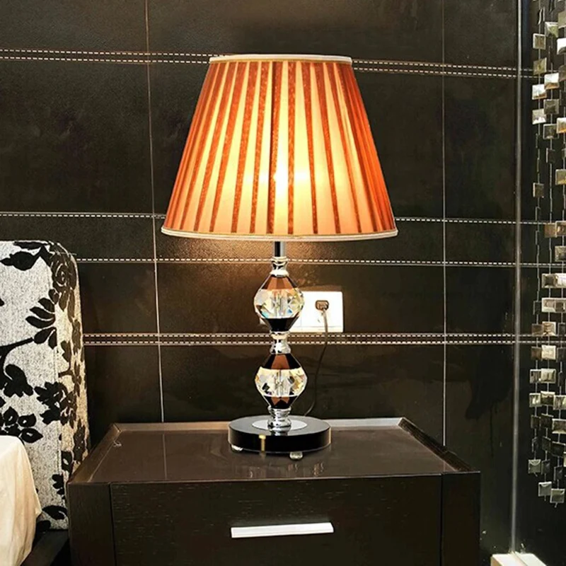 Lampe de table à abat-jour conique en tissu, petite lampe de bureau moderniste à 1 ampoule en noir pour chevet Clearhalo