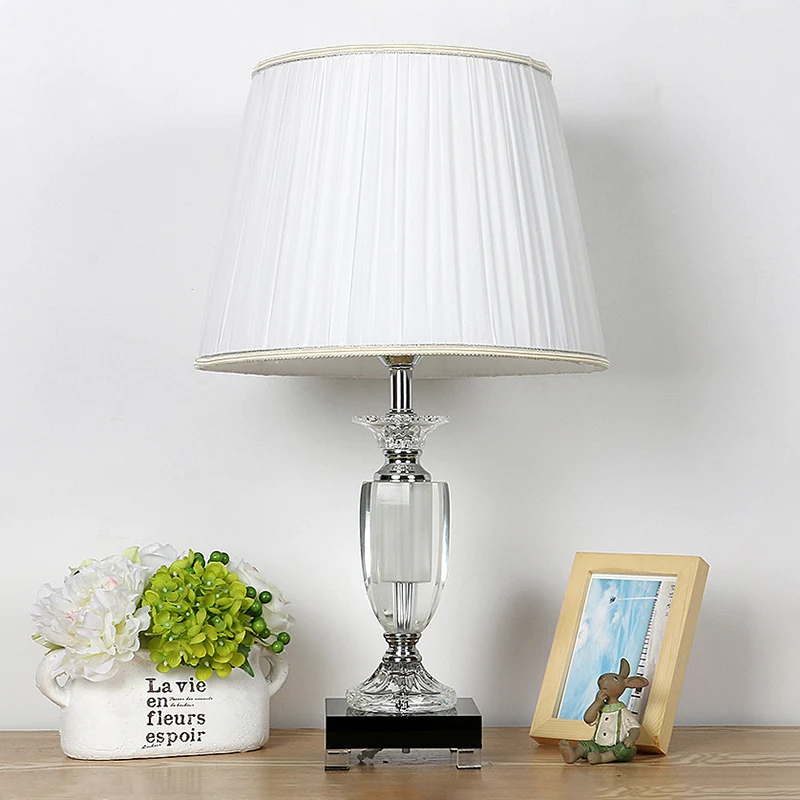 Lampe de table de chevet conique en tissu de style traditionnel à 1 lumière blanche avec base en cristal Clearhalo