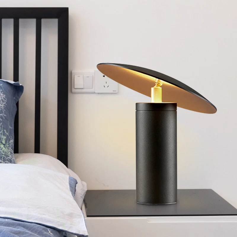 Lampe de table de chevet contemporaine à 1 ampoule, soucoupe noire, lampe de lecture avec abat-jour en métal Clearhalo