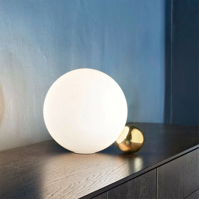 Lampe de table de chevet Orb en verre blanc soufflé à la bouche, lampe de chevet minimaliste à ampoule unique, lumière cha...