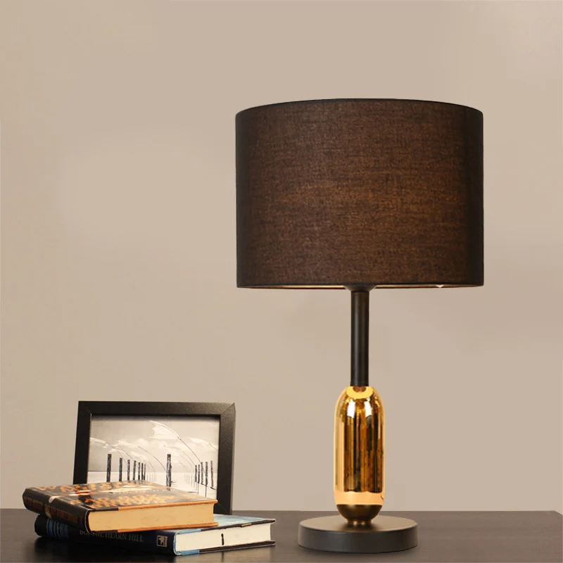 Lampe de table de chevet tambour noir, lampe de bureau moderniste à 1 lumière en tissu avec capsule en laiton Clearhalo