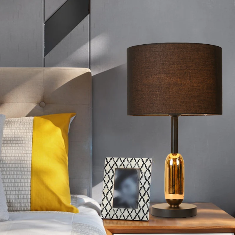 Lampe de table de chevet tambour noir, lampe de bureau moderniste à 1 lumière en tissu avec capsule en laiton Clearhalo