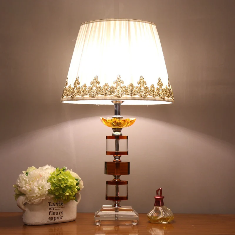 Lampe de table de chevet à 1 tête pour chambre à coucher, éclairage de nuit moderne beige avec cristal taillé en rectangle...