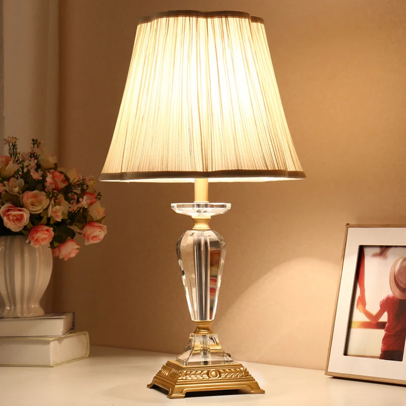 Lampe de table conique moderne en cristal biseauté, 1 ampoule, beige, avec abat-jour en tissu Clearhalo
