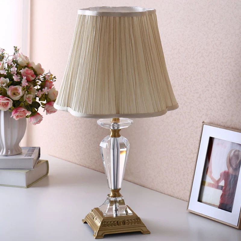 Lampe de table conique moderne en cristal biseauté, 1 ampoule, beige, avec abat-jour en tissu Clearhalo