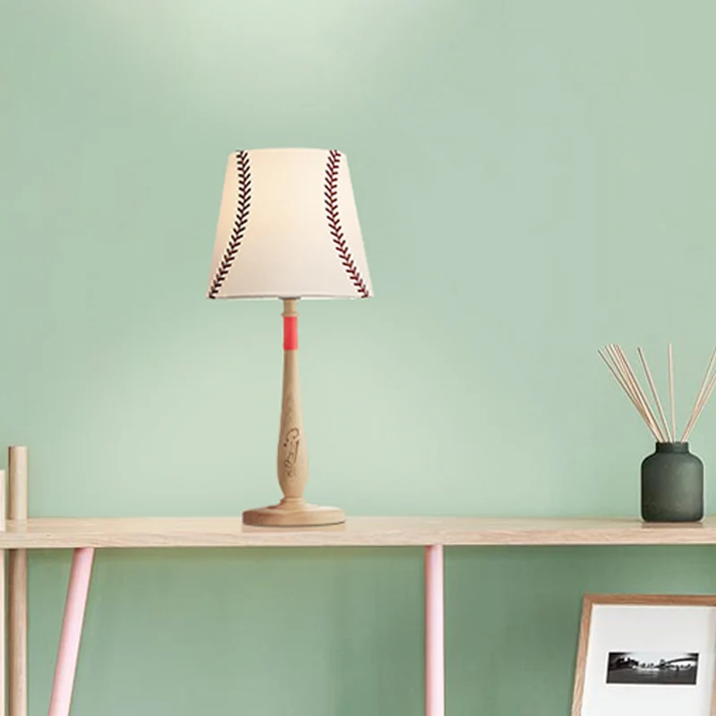 Lampe de table conique en tissu Modernism, lampe de chevet à 1 lumière marron/bois avec motif baseball Clearhalo