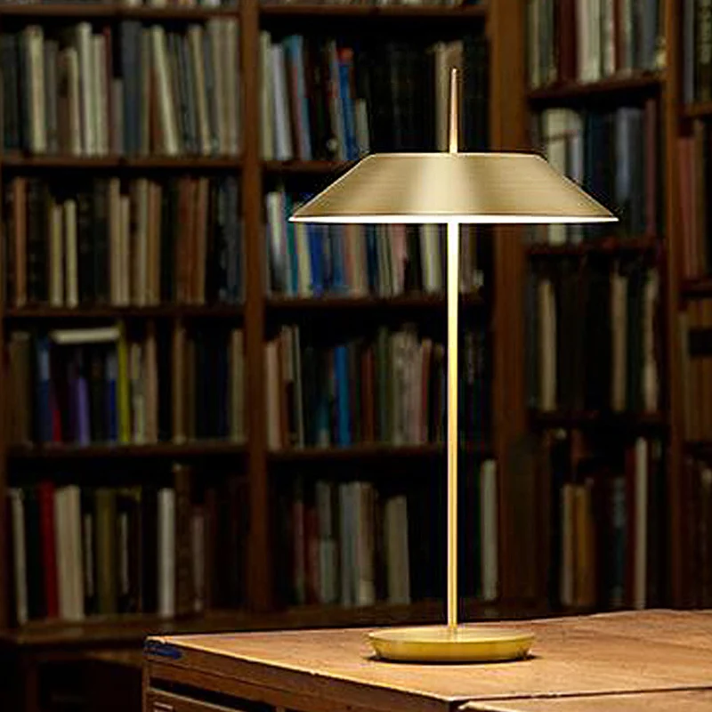 Lampe de table contemporaine à 1 ampoule pour salle d'étude, lampe de nuit dorée avec abat-jour conique en métal Clearhalo