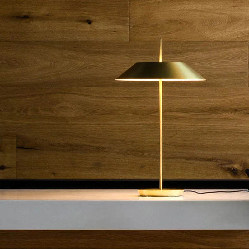 Lampe de table contemporaine à 1 ampoule pour salle d'étude, lampe de nuit dorée avec abat-jour conique en métal Clearhalo