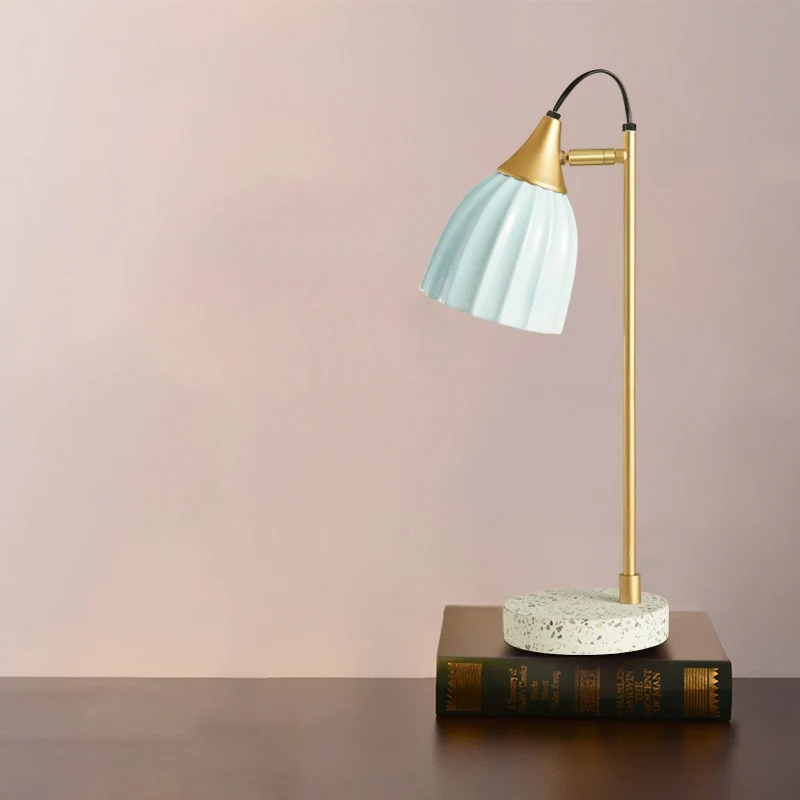 Lampe de table en forme de dôme côtelé rose/bleu ciel, lampe de bureau moderniste en céramique à 1 tête avec bras doré et...