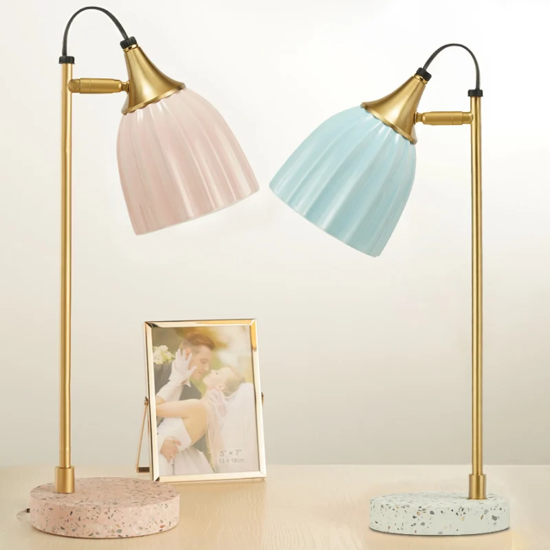 Lampe de table en forme de dôme côtelé rose/bleu ciel, lampe de bureau moderniste en céramique à 1 tête avec bras doré et...