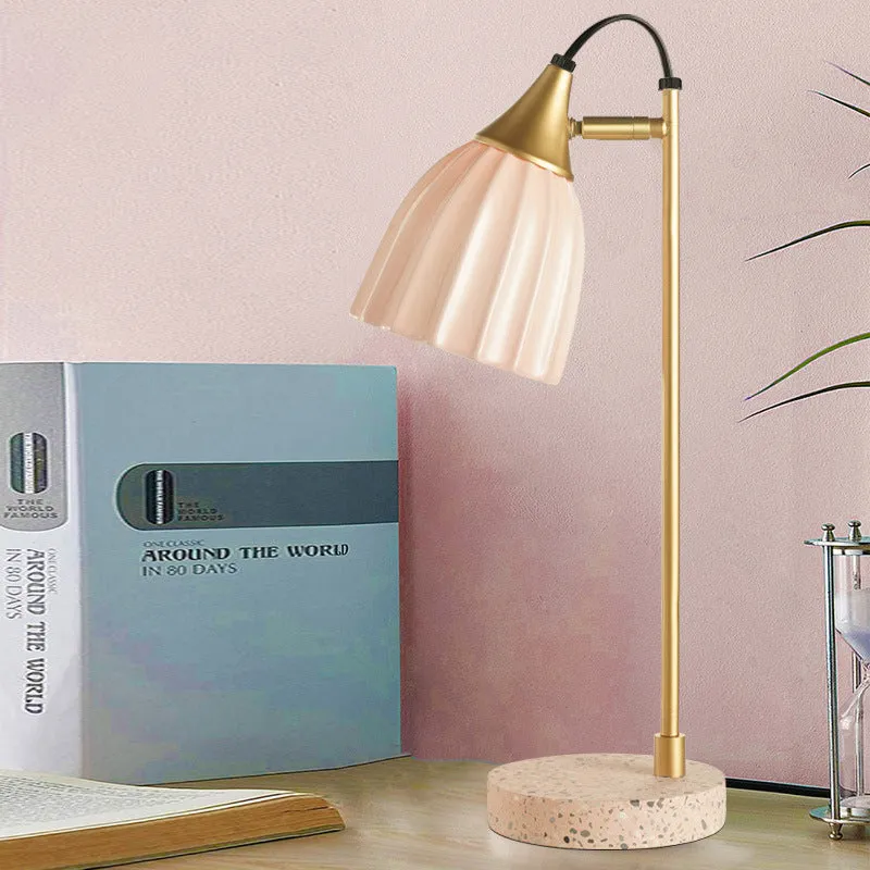 Lampe de table en forme de dôme côtelé rose/bleu ciel, lampe de bureau moderniste en céramique à 1 tête avec bras doré et...