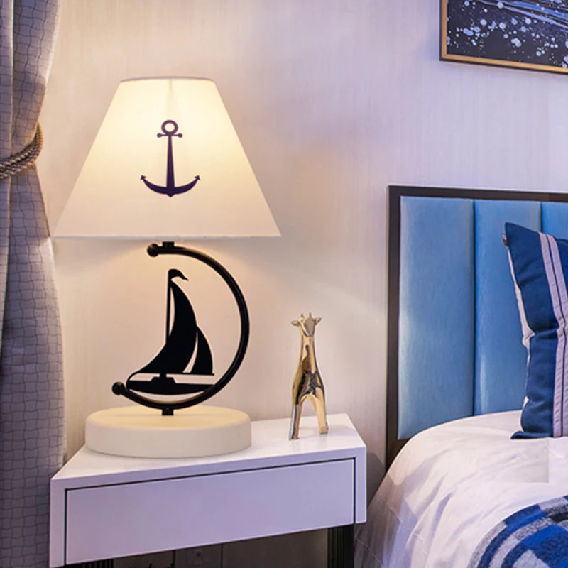 Lampe de table en forme de voilier méditerranéen, lampe de chevet simple en métal noir avec abat-jour conique en tissu bla...