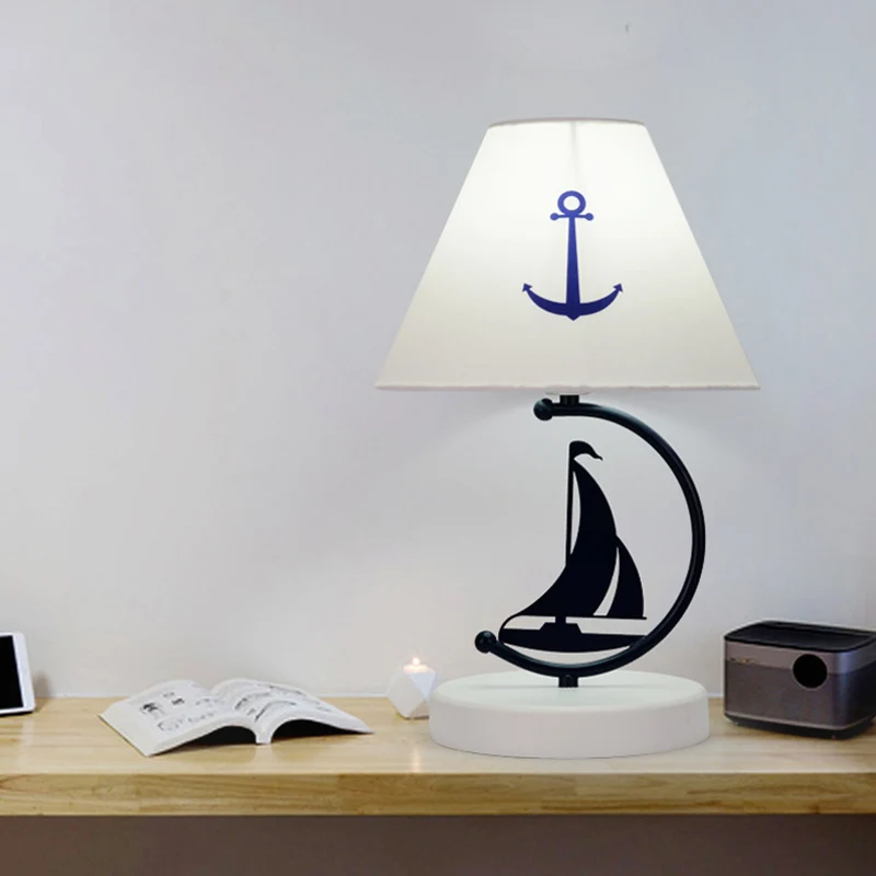 Lampe de table en forme de voilier méditerranéen, lampe de chevet simple en métal noir avec abat-jour conique en tissu bla...