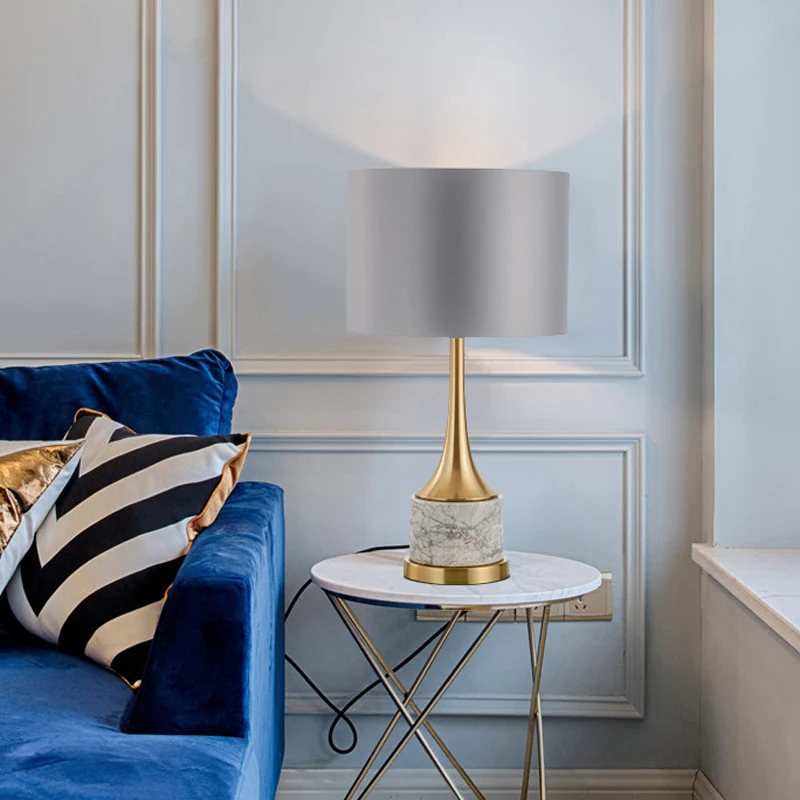 Lampe de table minimaliste à 1 tête en métal gris avec abat-jour en tissu pour le salon Clearhalo