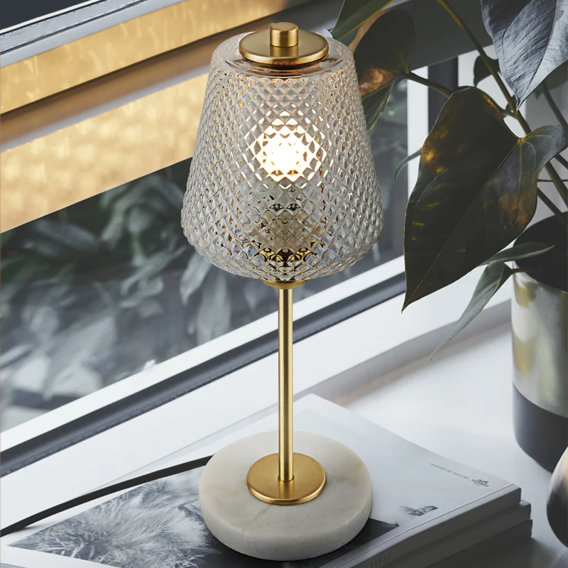 Lampe de table moderne à 1 ampoule, éclairage de table de chevet conique doré avec abat-jour en verre prismatique transpar...