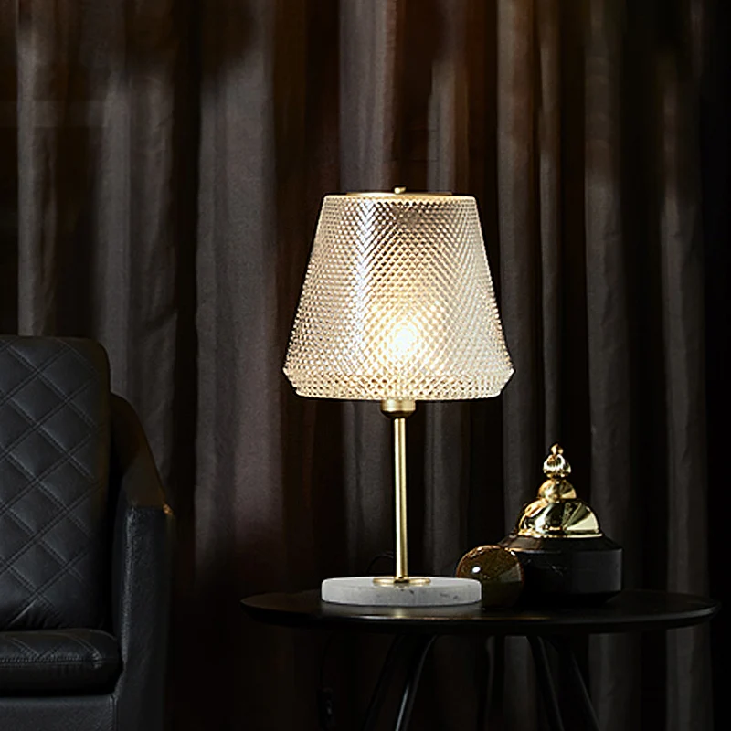Lampe de table moderne à 1 ampoule, éclairage de table de chevet conique doré avec abat-jour en verre prismatique transpar...