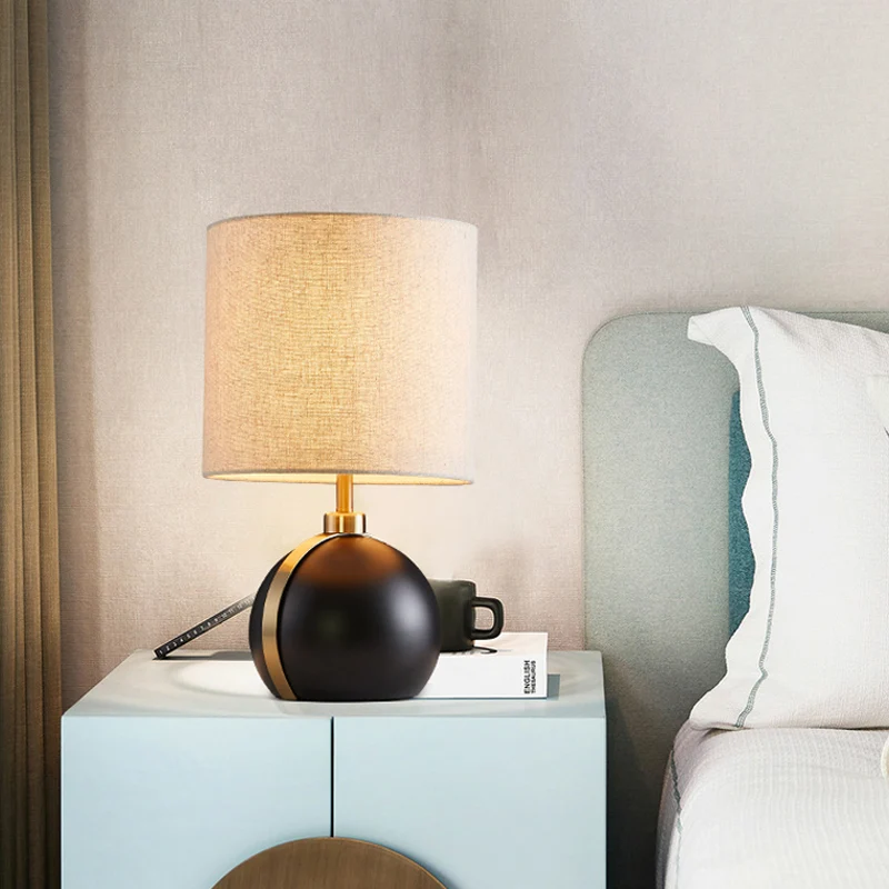 Lampe de table moderne à 1 tête en métal noir avec abat-jour cylindrique en tissu de lin noir Clearhalo