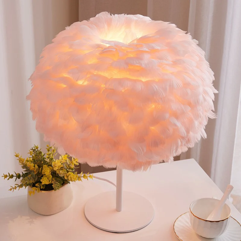 Lampe de table nordique élégante à 1 ampoule, lampe de chevet hémisphérique avec abat-jour en plumes Clearhalo