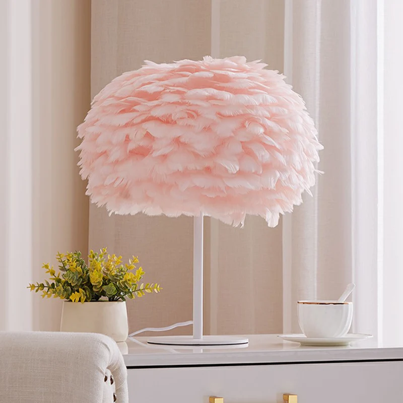 Lampe de table nordique élégante à 1 ampoule, lampe de chevet hémisphérique avec abat-jour en plumes Clearhalo