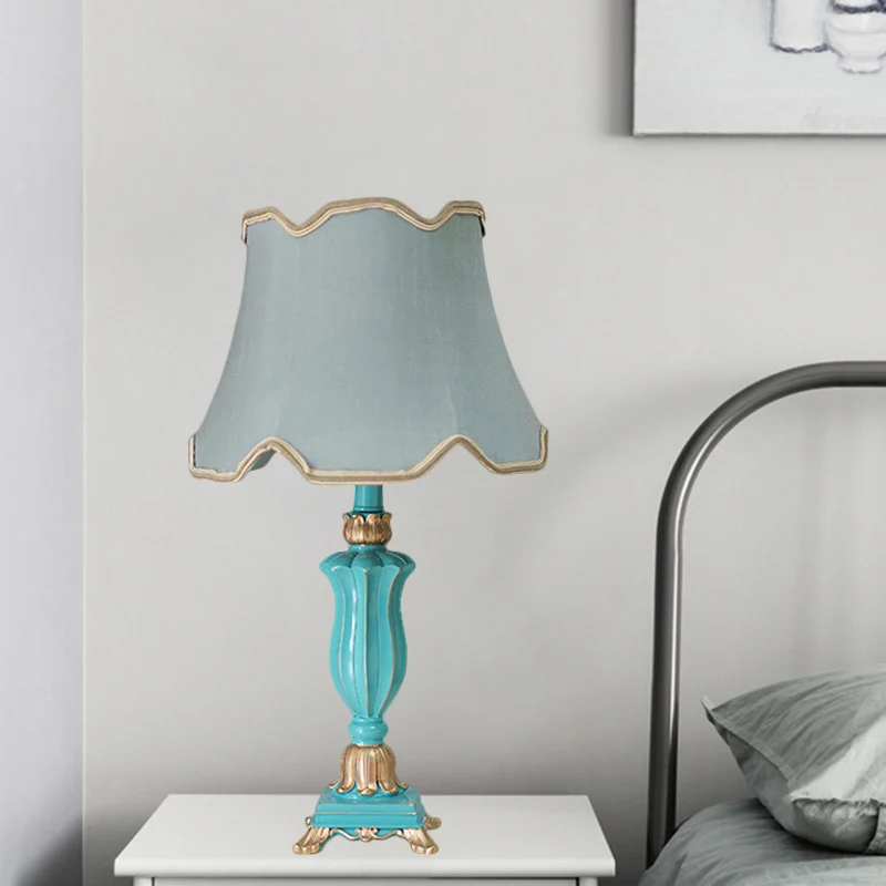 Lampe de table de nuit à abat-jour évasé blanc/bleu, lampe de bureau en tissu de style traditionnel à 1 tête pour chambre...