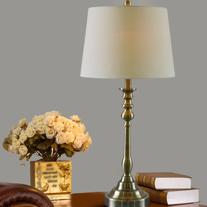 Lampe de table de nuit avec abat-jour en tissu de style rural à 1 lumière avec colonne de chandelier en or Clearhalo