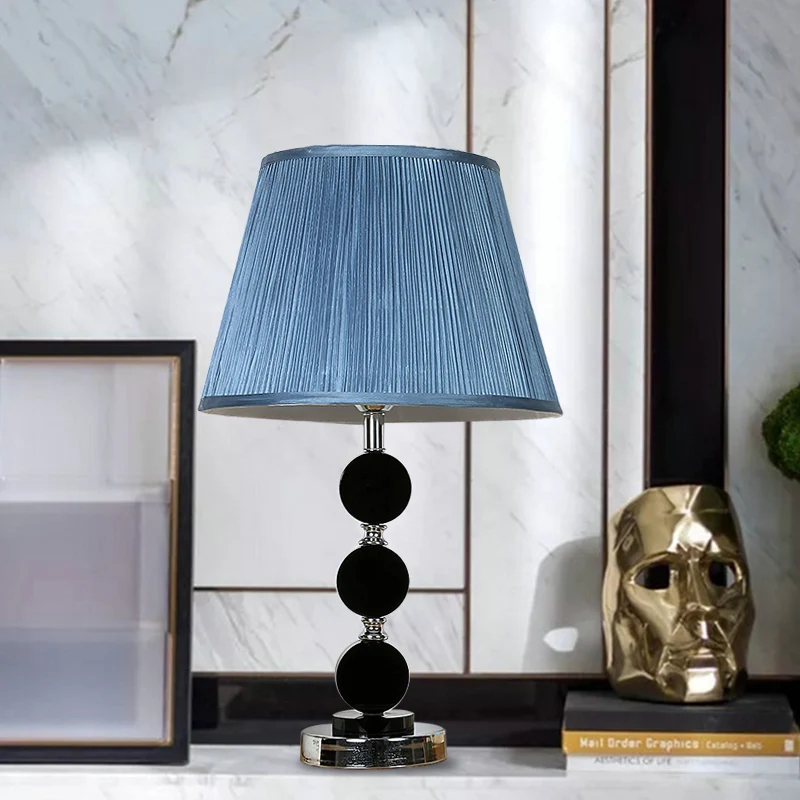 Lampe de table de nuit bleue à lumière unique, lampe de table de chevet en cône en tissu traditionaliste avec base en cris...