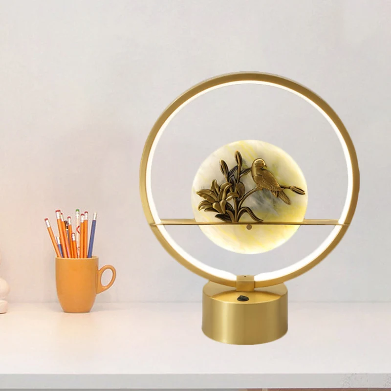 Lampe de table de nuit circulaire en métal moderniste LED, lampe de bureau dorée avec décor intérieur de fleurs et d'oisea...