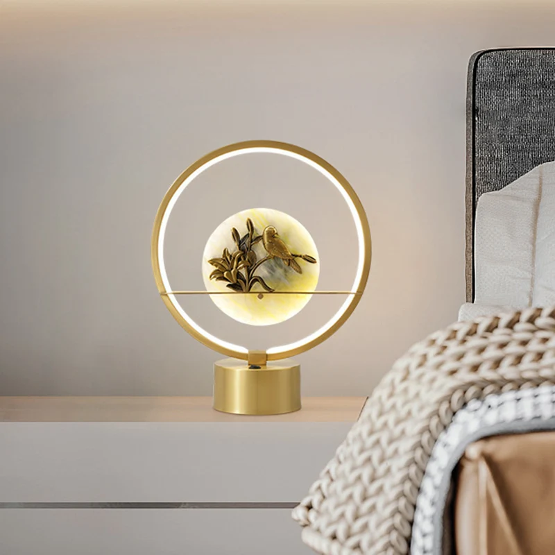 Lampe de table de nuit circulaire en métal moderniste LED, lampe de bureau dorée avec décor intérieur de fleurs et d'oisea...