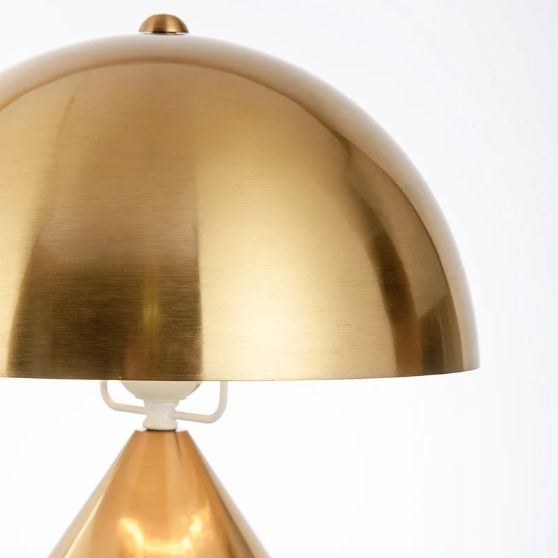 Lampe de table de nuit en forme de dôme en métal, lampe de chevet moderne à 1 lumière dorée avec base en crayon Clearhalo