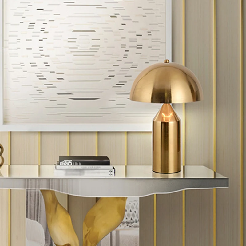 Lampe de table de nuit en forme de dôme en métal, lampe de chevet moderne à 1 lumière dorée avec base en crayon Clearhalo