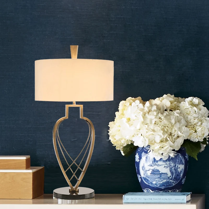 Lampe de table de nuit moderne en tissu à 1 ampoule, lampe de lecture pour salle d'étude en beige avec base de cadre en fo...