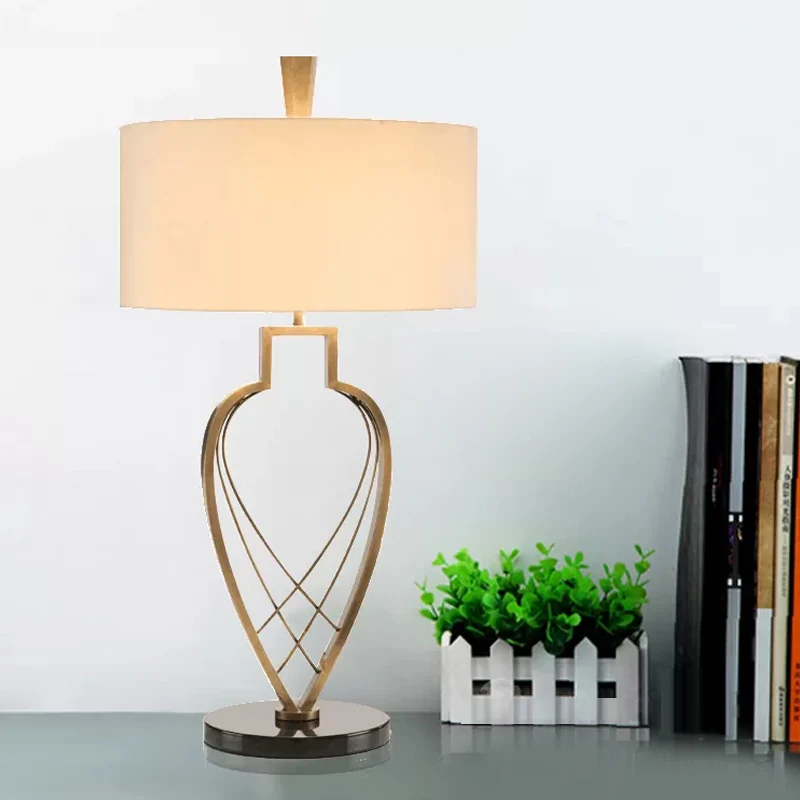 Lampe de table de nuit moderne en tissu à 1 ampoule, lampe de lecture pour salle d'étude en beige avec base de cadre en fo...