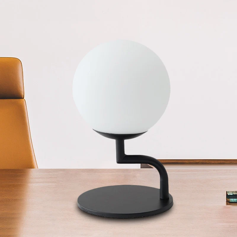 Lampe de table de nuit moderniste à LED, sphère noire, lampe de bureau à brancher avec abat-jour en verre opale Clearhalo