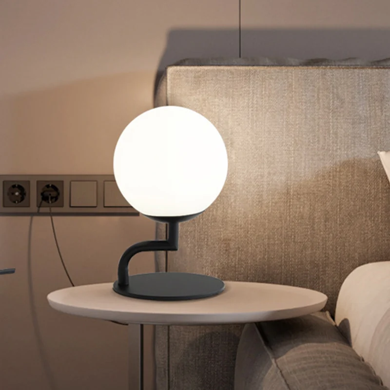 Lampe de table de nuit moderniste à LED, sphère noire, lampe de bureau à brancher avec abat-jour en verre opale Clearhalo
