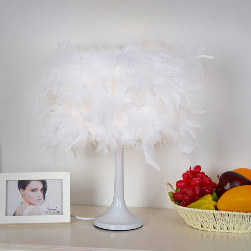 Lampe de table de nuit en plumes blanches, éclairage de bureau moderne à 1 lumière avec abat-jour en tissu pour le salon C...